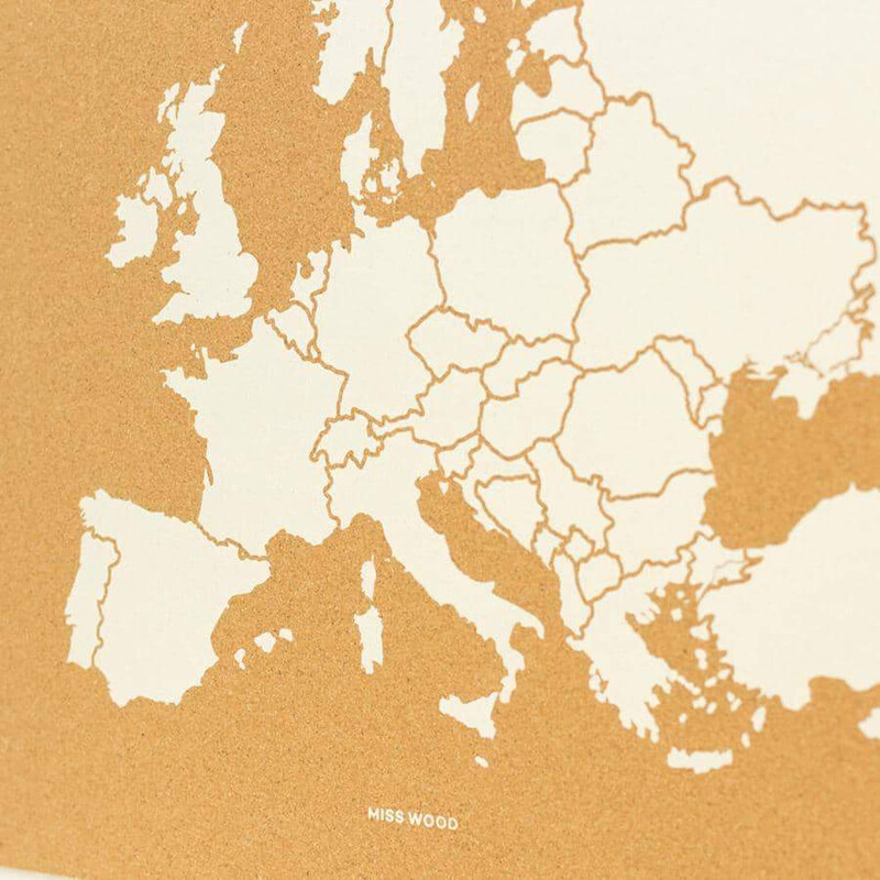 Miss Wood Kontinentkarta Woody Map Europa vit 90x60cm inramad