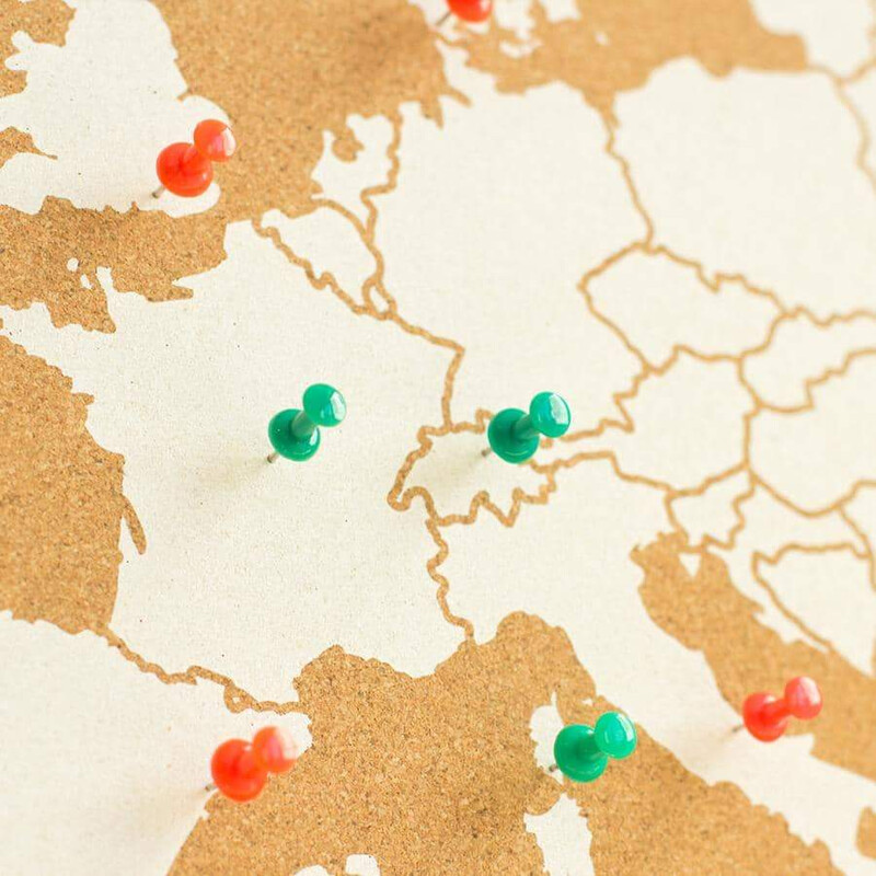 Miss Wood Kontinentkarta Woody Map Europa vit 90x60cm inramad