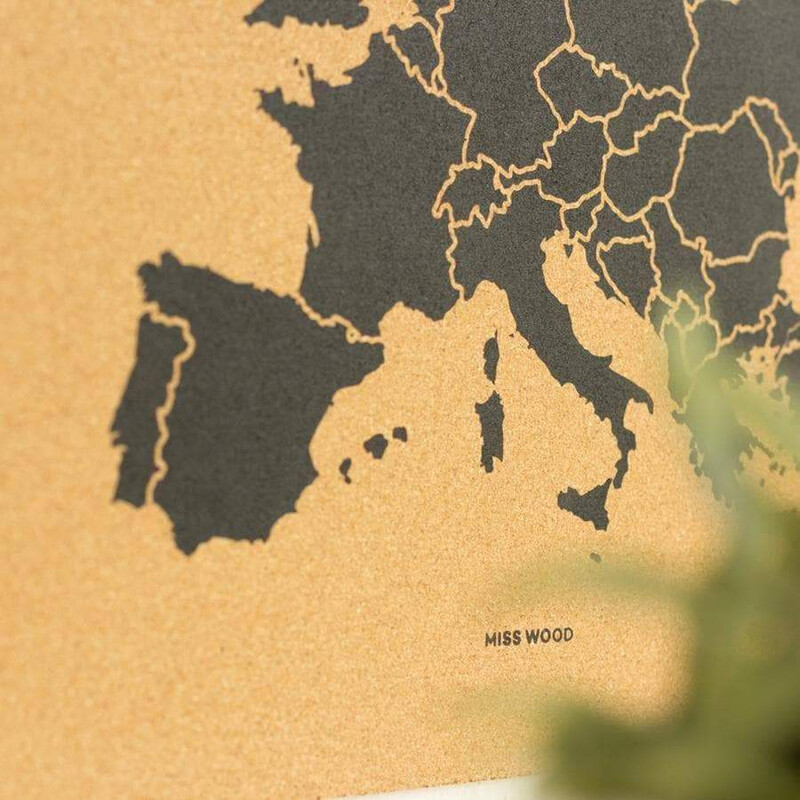 Miss Wood Kontinentkarta Woody Map Europa svart 60x45cm inramad